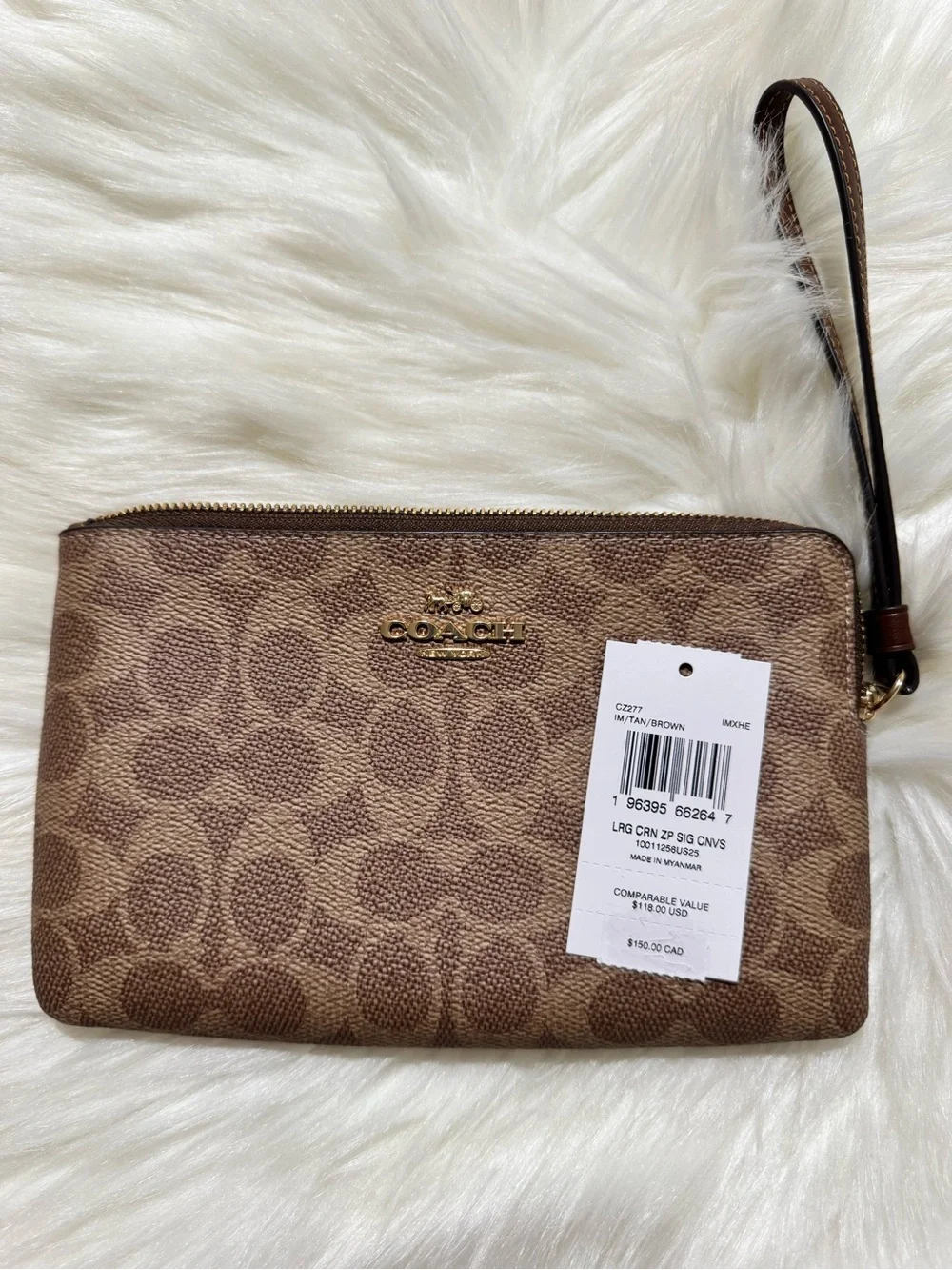 Coach || Large Corner Zip Wristlet